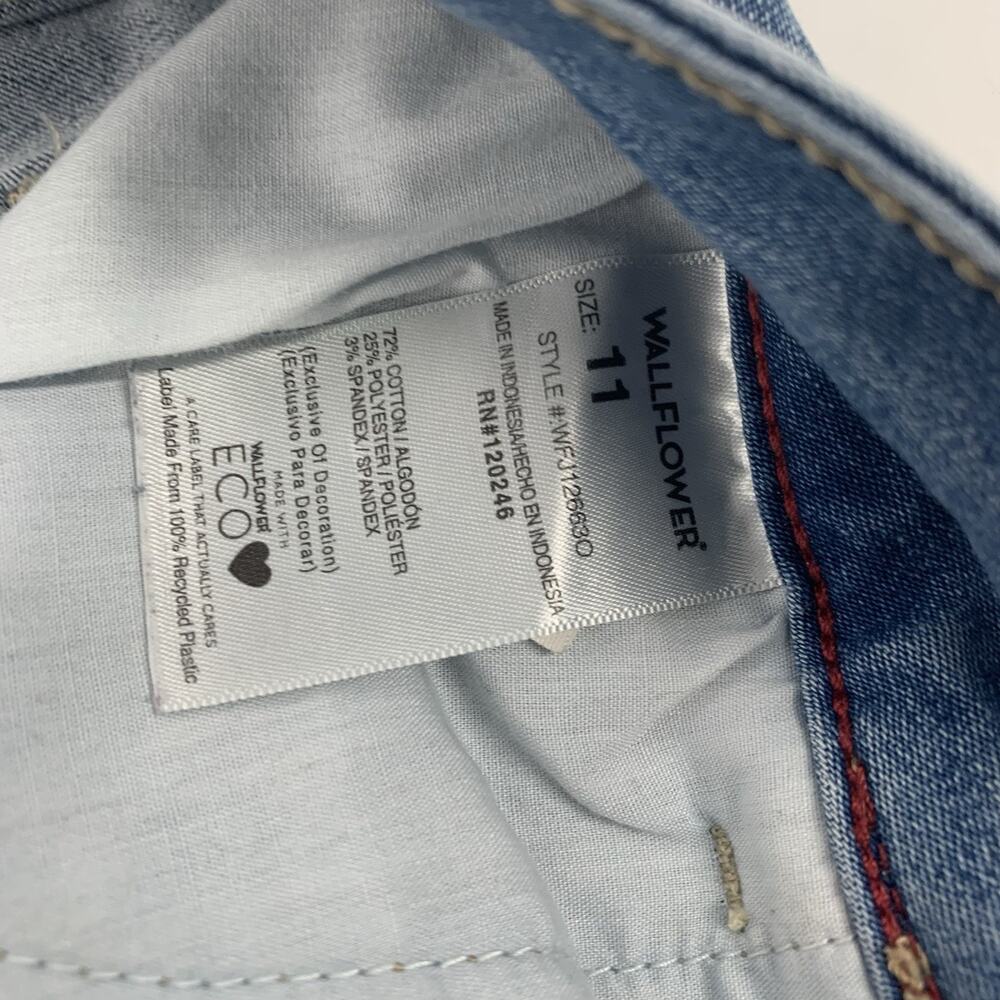 Wallflower The Ultra Fit Rolled Cuffed Jean Short 11 Womens Light Wash Denim - Picture 4 of 6